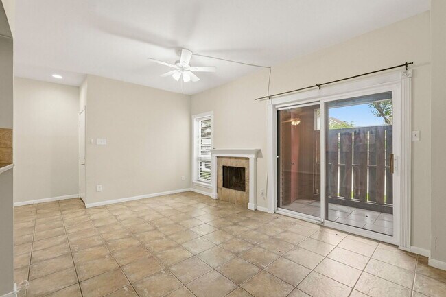 Building Photo - 2025 Augusta Dr