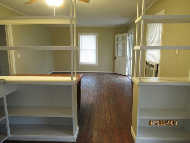 Building Photo - 318 Circle Way St