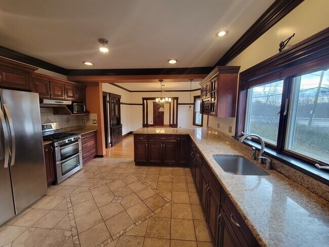 Building Photo - 4765 Washington St