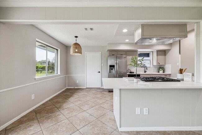 Building Photo - 8414 N Tahoe Dr