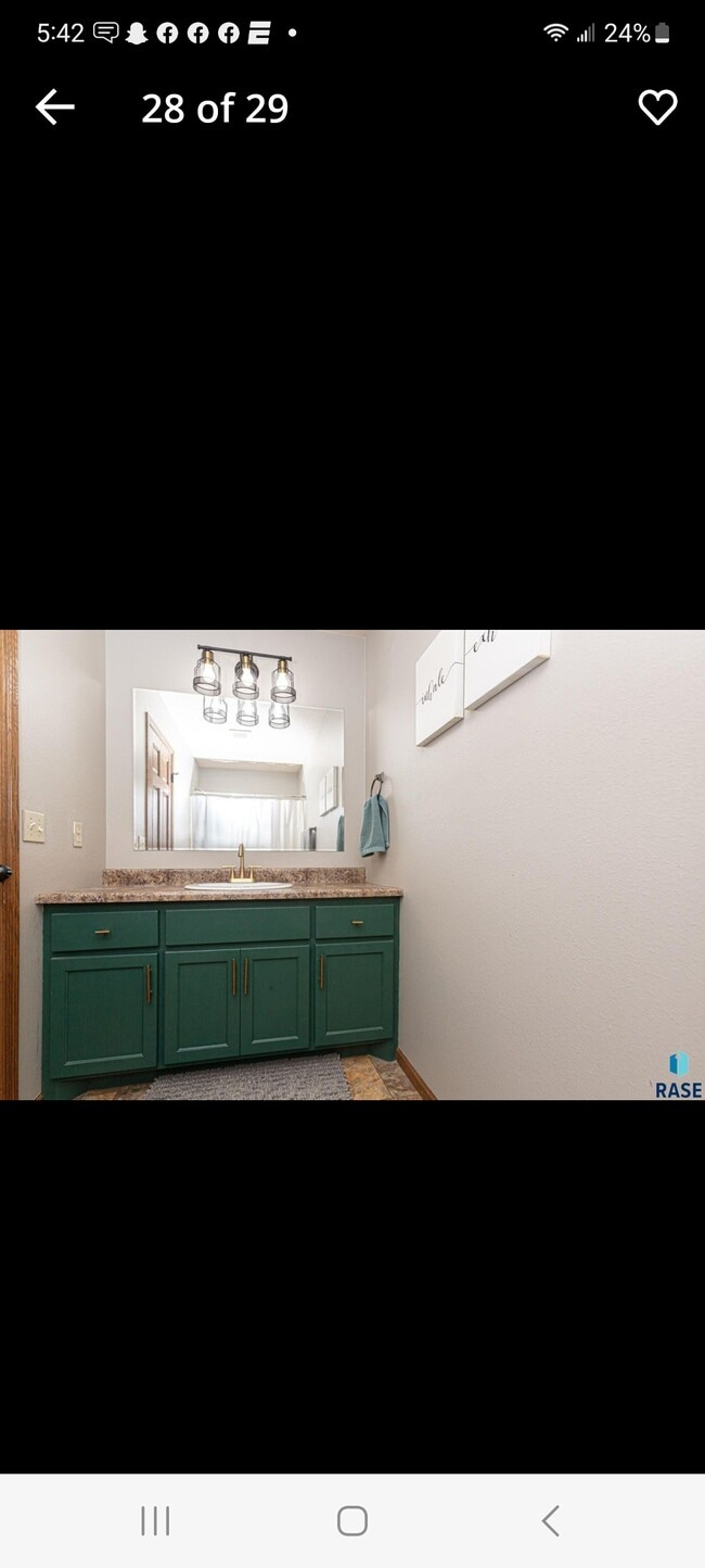 Upstairs shared full bath - 9208 W Norma Trl