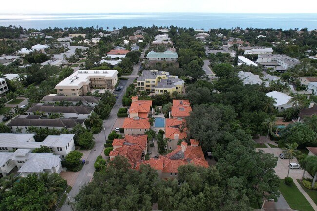 Building Photo - ** OLDE NAPLES ** 3 BED + DEN / 3 BATH - GARAGE - WALK TO BEACH & DOWNTOWN - SHORT TERM RENTAL