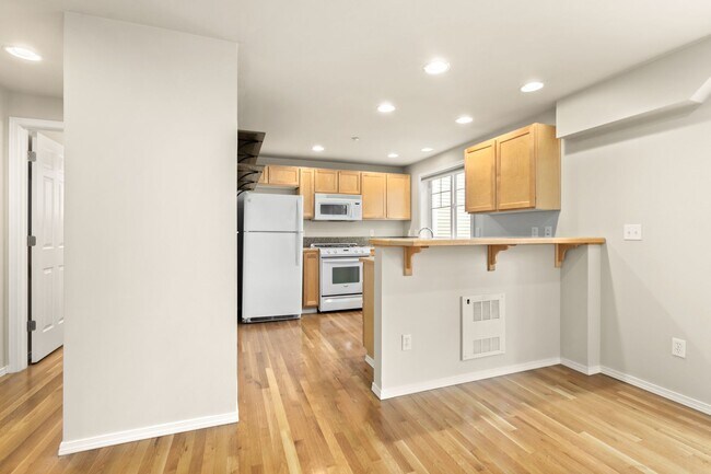 Building Photo - 2bd/1.5ba Seattle Townhouse