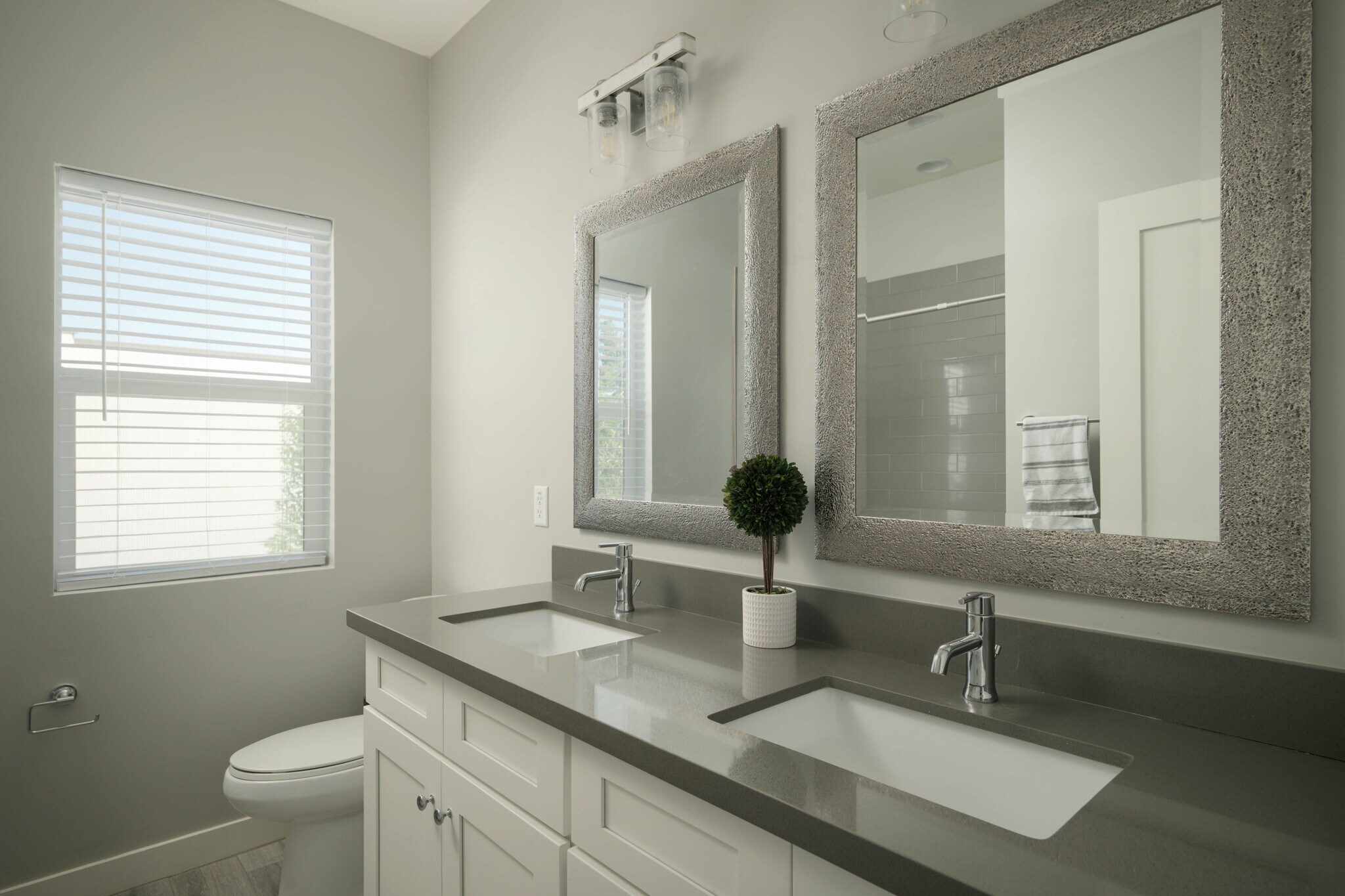 2nd full bathroom - 2821 N 28th Pl