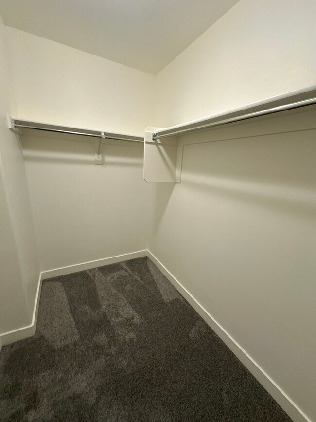 Building Photo - Deposit Moves You In This January! 3 Bed, 2.5 Bath Townhome in West Haven