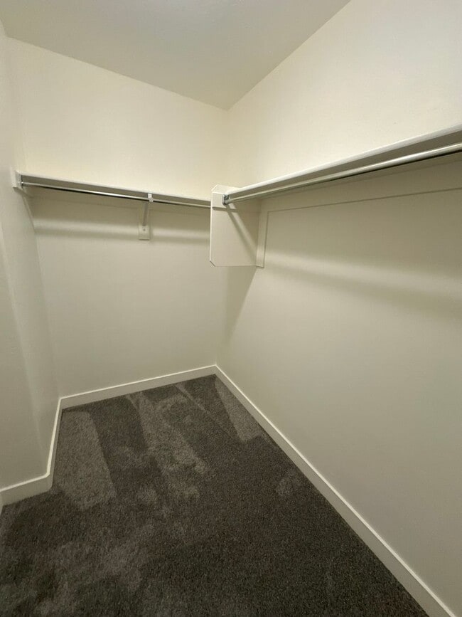 Building Photo - Tiered Rent + $800 Amazon Gift Card + 2 Weeks Free! 3 Bed 2.5 Bath Townhome in West Haven!