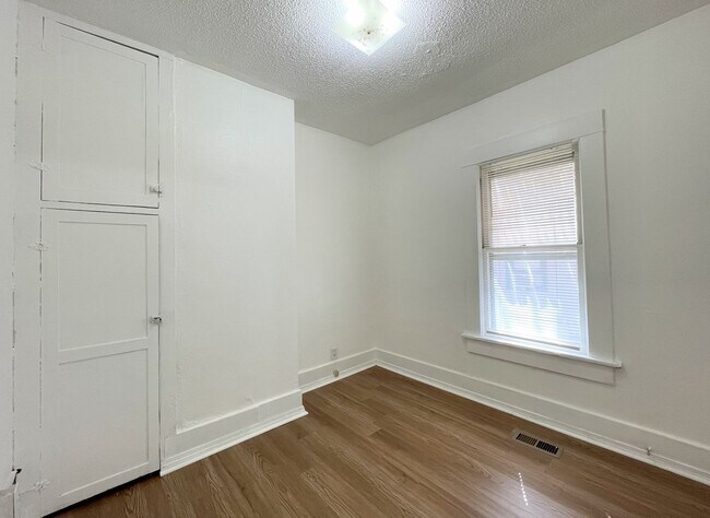 Building Photo - 619 N Washington St