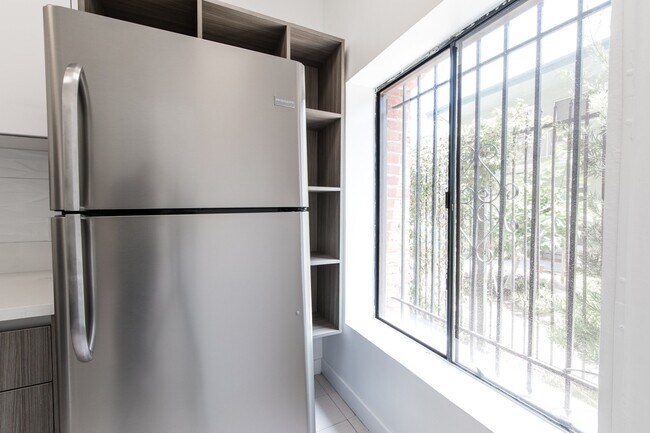 Interior Photo - 932 Irolo St