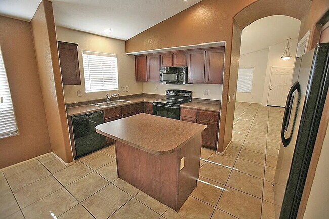 Building Photo - SPACIOUS 4-BEDROOM HOME IN PEORIA CUL-DE-SAC