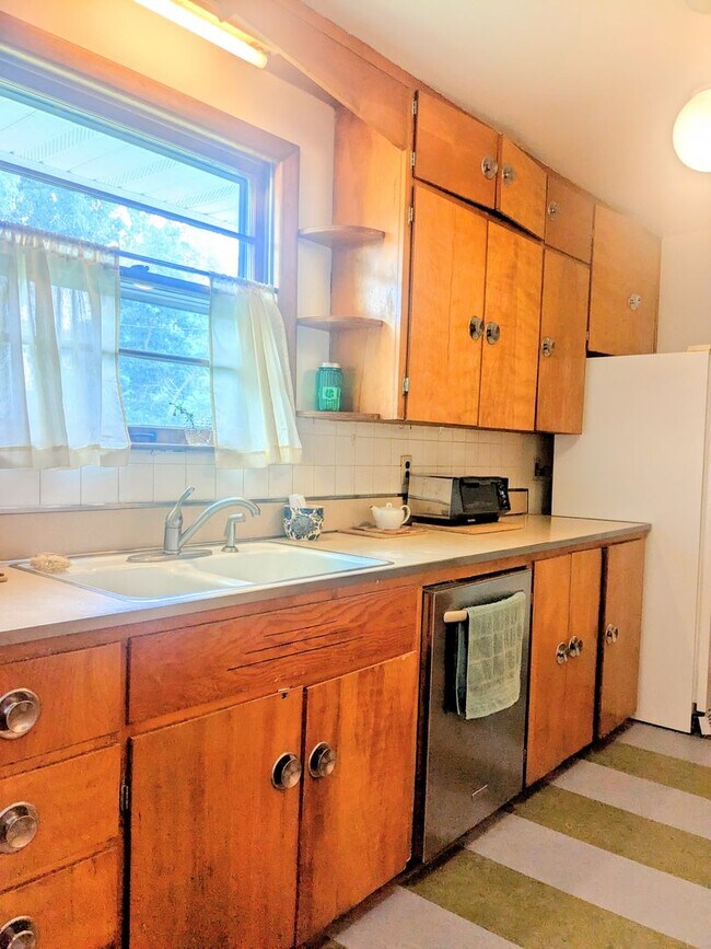 Building Photo - 3 bd, 1.5 ba house, N  Central location, f...