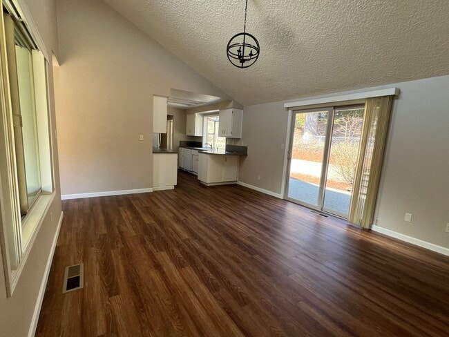 Building Photo - Beautiful Newly Renovated 3 Bedroom Home