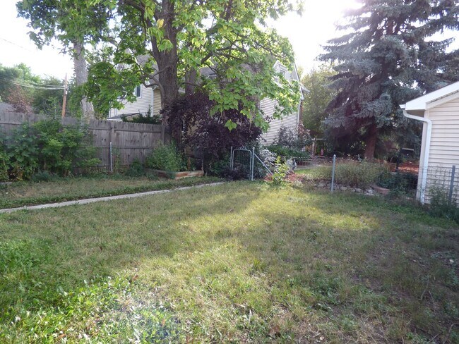 Building Photo - 1 Bedroom Duplex near Sunset Golf Course