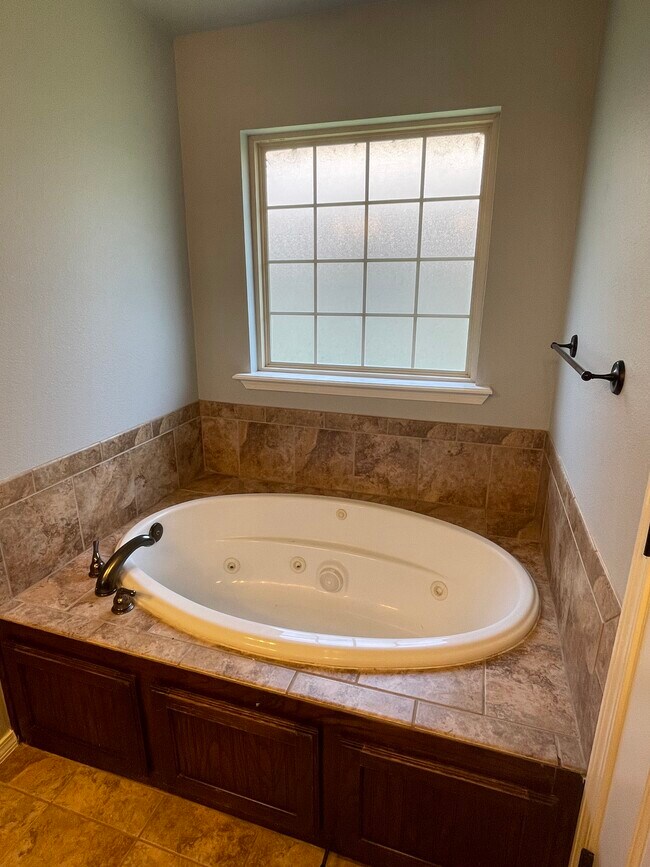 Master bathtub - 6813 Fanchun St