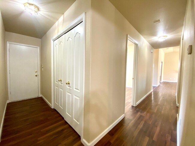 Building Photo - $2,295 Beautiful 3 Bedroom Home- Valentine...