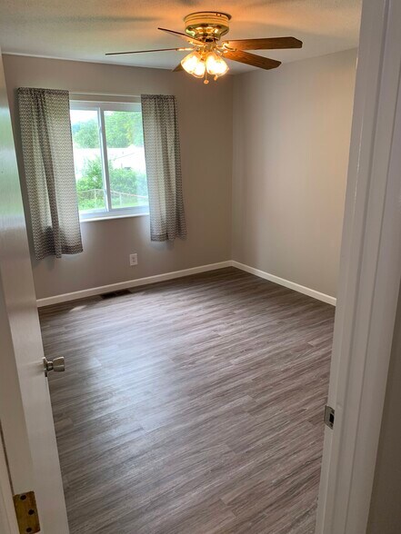 Master bedroom - 11934 Holly Brook Dr