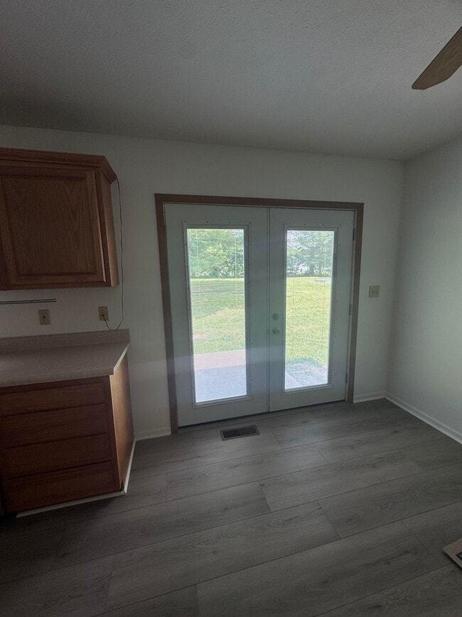 Building Photo - 5 Bd 2.5 Ba