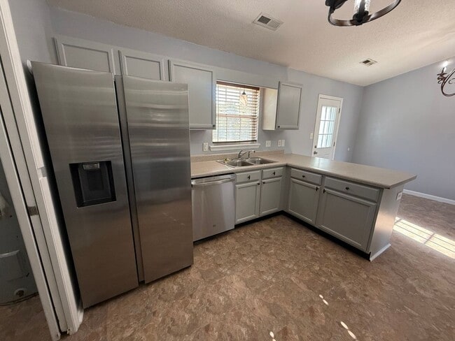 Building Photo - 3 bedroom, 2 bath House