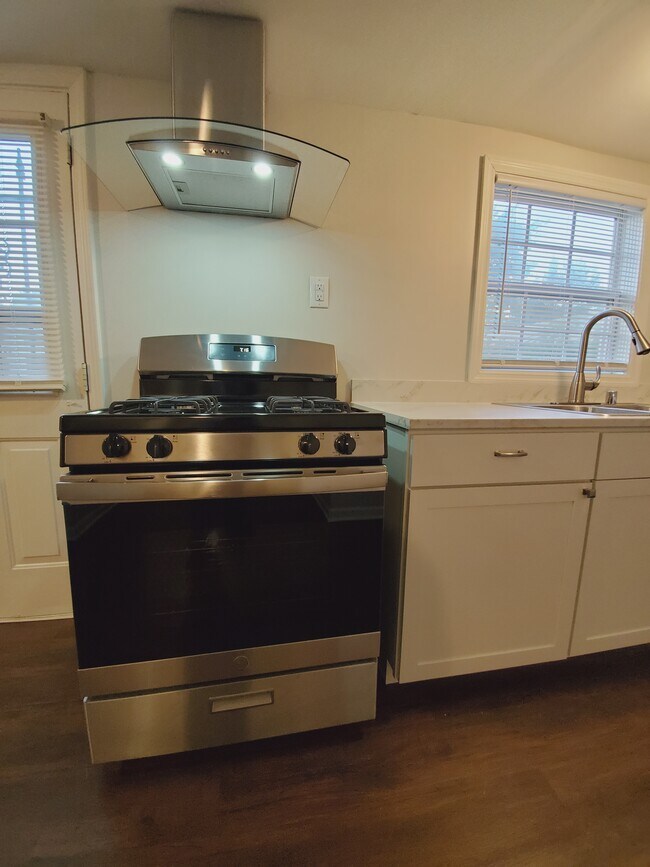 Building Photo - 525 Lilly Ave