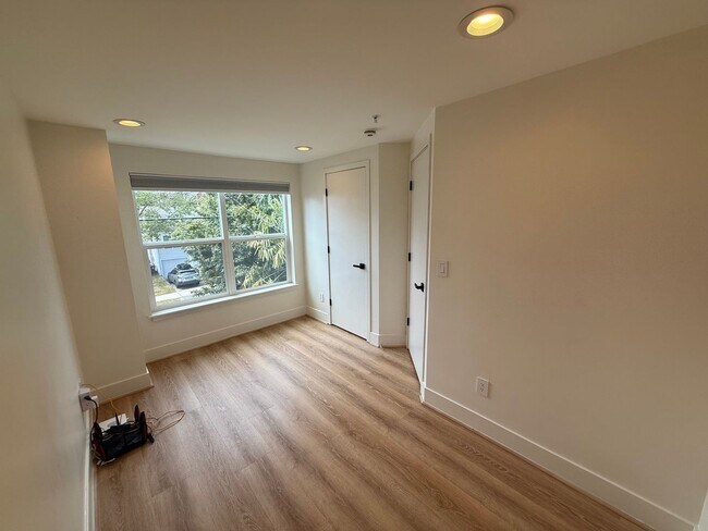 Building Photo - Modern Townhome Just One Block from Green ...