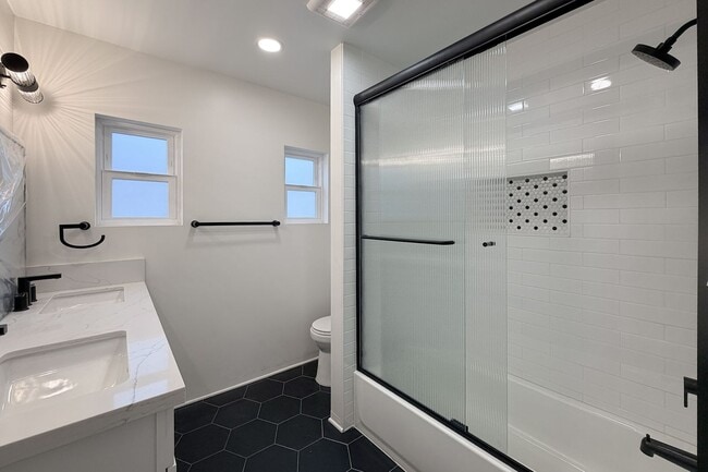 Building Photo - 431 Deodar Ave