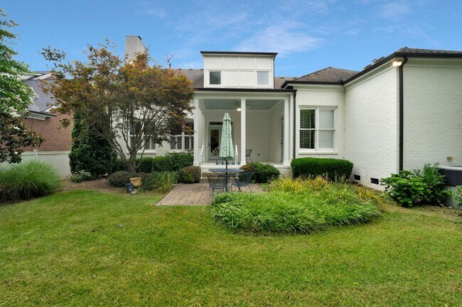 Building Photo - Stunning 4BE/3.5BA home in the very desira...