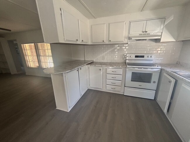 Building Photo - FOR RENT