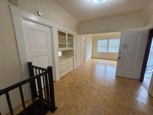 Building Photo - 5913 Vallejo St