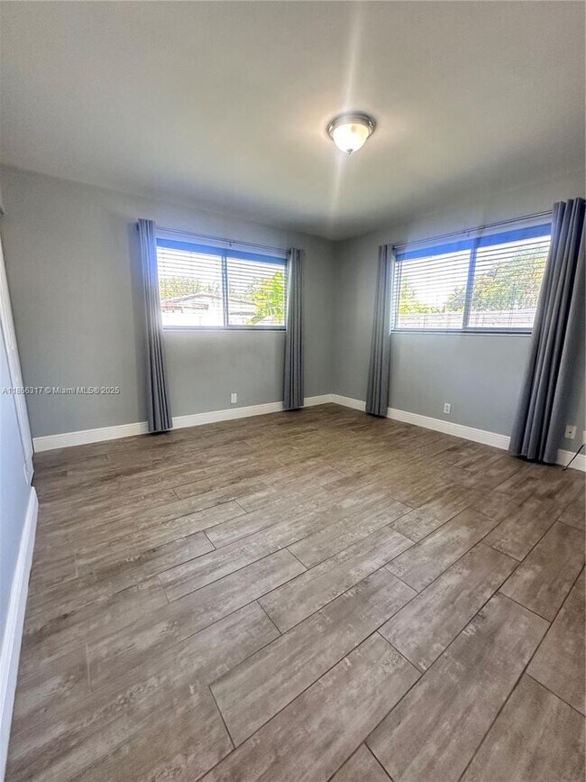 Building Photo - 407 Riverside Dr