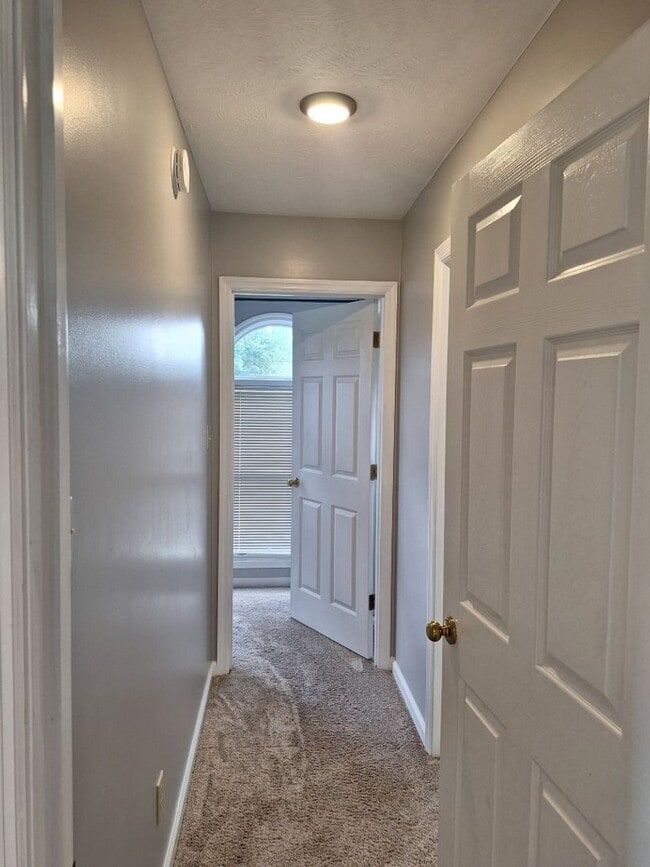 Building Photo - 4bd/3 bath located in desirable neighbor in Fox Den Subdivision in West Knoxville