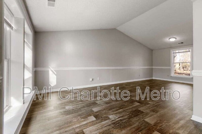 Building Photo - 3214 Old House Cir