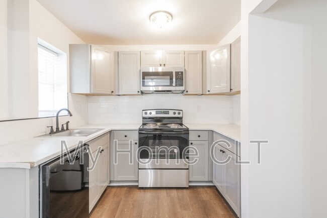 Building Photo - 931 Cantwell St