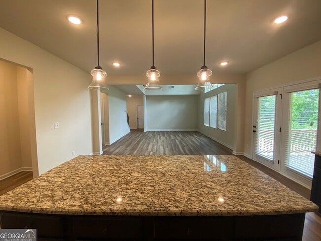 Building Photo - 5595 Mirror Lake Dr