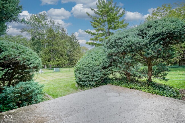 Building Photo - 10924 Lakeshore Dr W