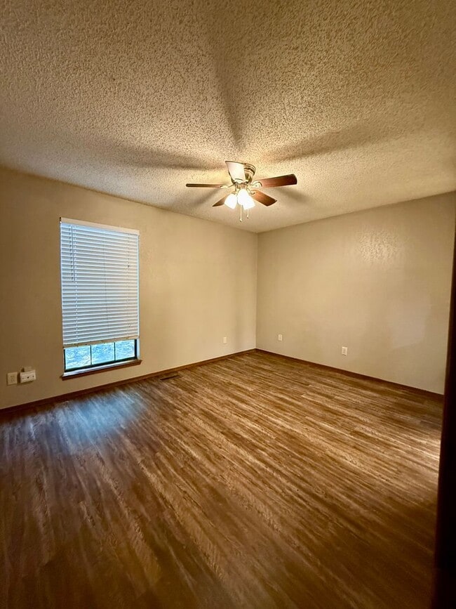 Building Photo - Updated home located in NW OKC