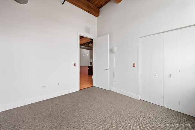 Building Photo - 770 W Gladys Ave
