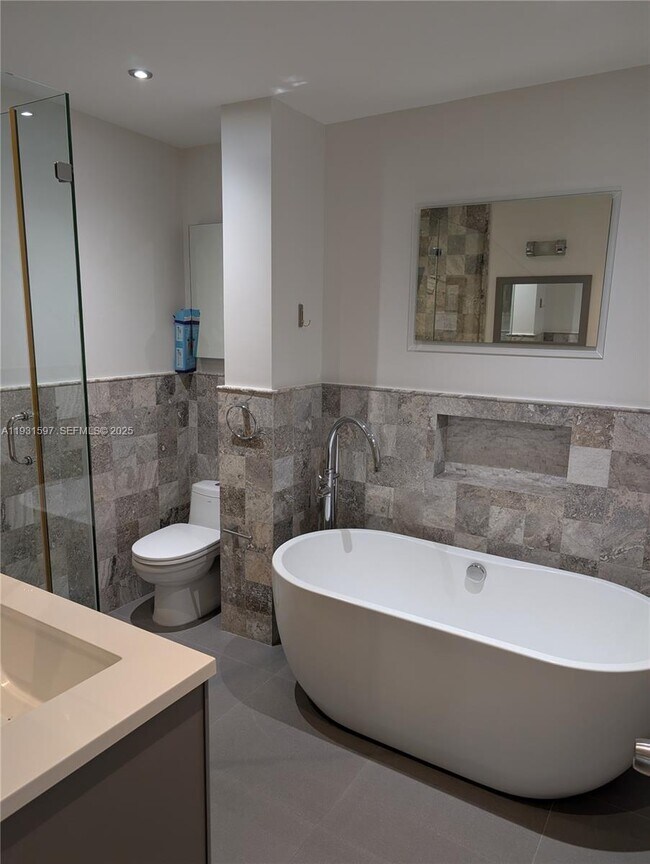 Building Photo - 6061 Collins Ave