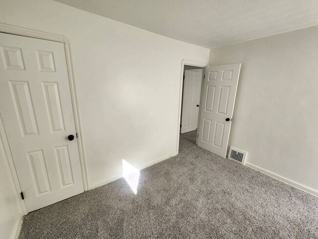 Building Photo - Charming 3-Bedroom Property in Prime Location