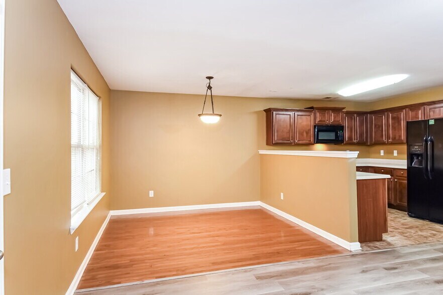 Building Photo - 327 Village Chase