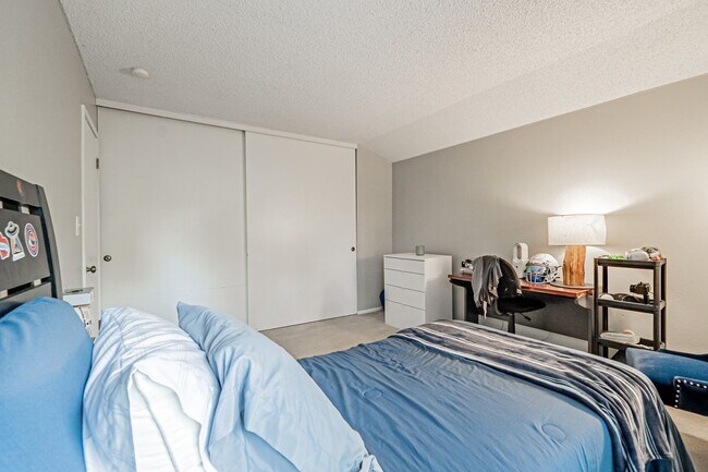 Building Photo - 3BD, 2.5BA Arapahoe Lake Park Townhome Nea...
