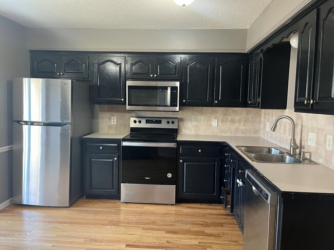 Building Photo - 3 bed 2.5 bath townhome off Bob Billings!