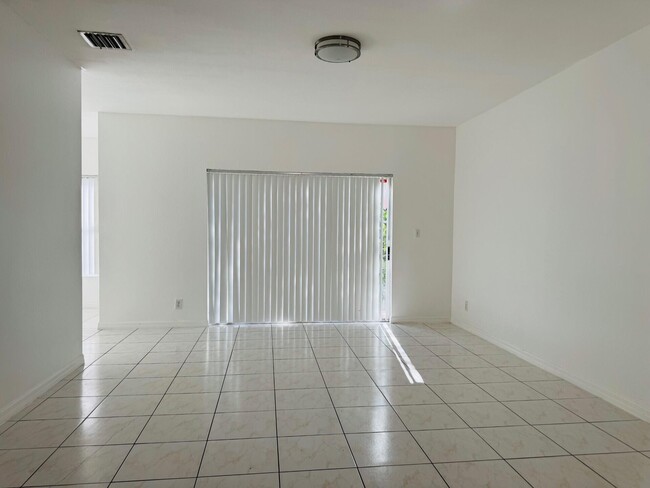 Building Photo - 821 Talia Cir