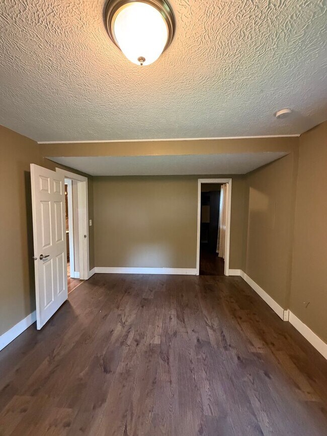 Building Photo - Secluded & Charming 3BR/1BA in Lansing — Section 8 Approved