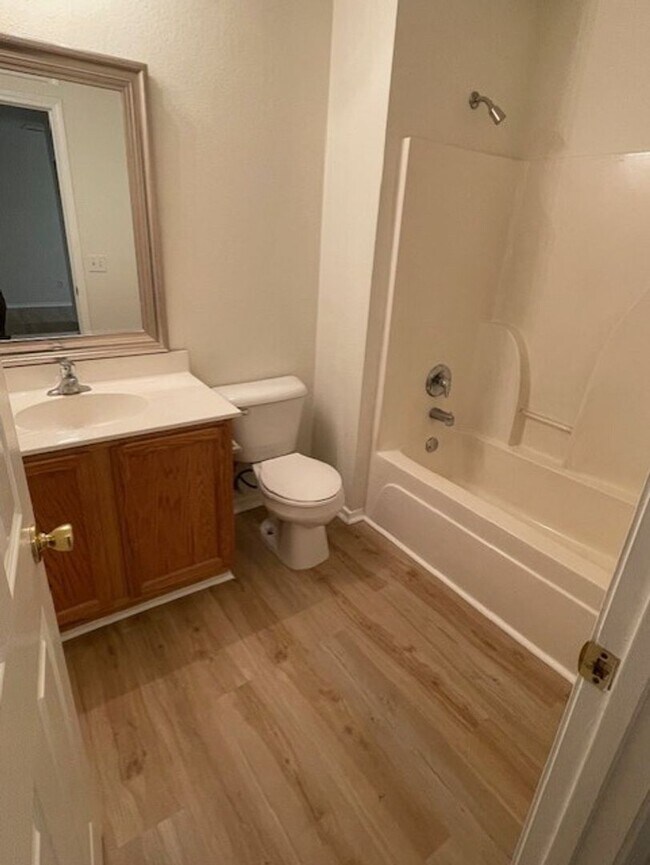 Building Photo - Four Bedroom Town Home with Two Car Garage in University Park-Renovated! Free First Month For Qua...