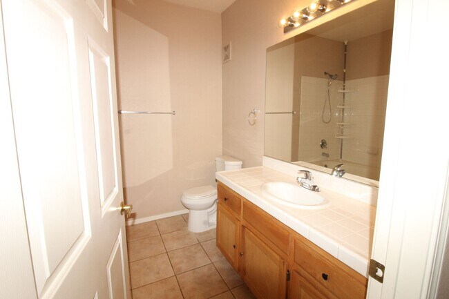 Building Photo - 2 Bedroom Condo Adjacent to Summerlin