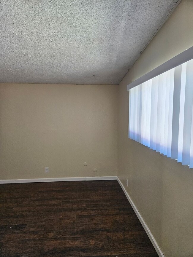 Building Photo - Large 3 Bedroom 2 Bath House