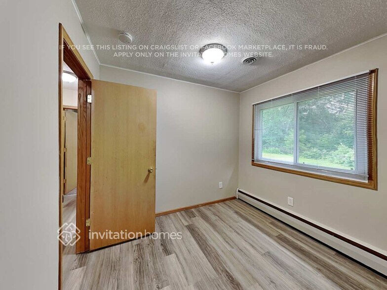 Building Photo - 302 Zinnia Ln N
