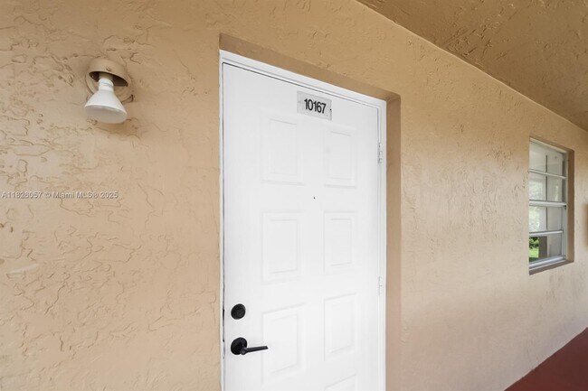 Building Photo - 10167 Twin Lakes Dr