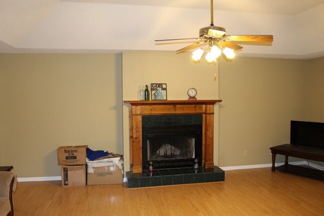 Building Photo - Exquisite 3BR/2BA Home Minutes from Moody AFB with Luxurious Features!