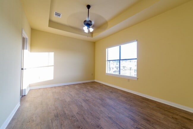 Building Photo - Town Centre Condo close to Dell and Shoppi...