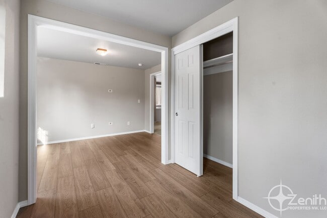 Building Photo - HALF OFF 2ND MONTHS RENT! Fully Updated 4 ...